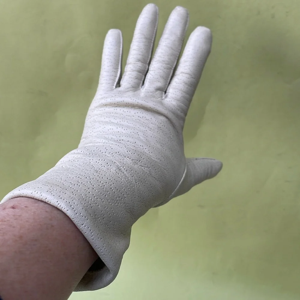 New vintage grayish cream leather gloves with lining